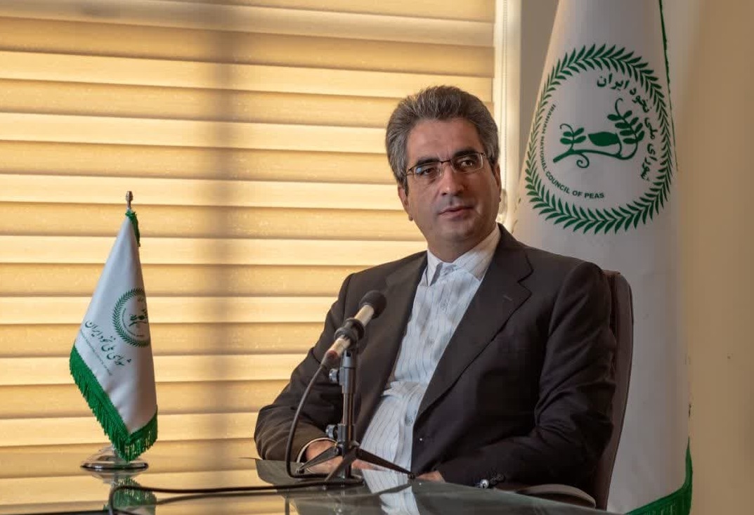 ناصر مرادی، عضو کمیسیون کشاورزی اتاق بازرگانی در گفتگو با نبض بازار عرضه می‌کند: یکی از دلایل مصرف روغن، قطع برق است که مصرف روغن خوراکی در بازار است، در حالی که به یکی از دغدغه‌های خانوارهای جدی تبدیل می‌شود که به گفته فعالان اقتصادی، مشکل در تولید داخلی نیست، بلکه در ترکیبات مواد اولیه، سهمیه‌بندی مصرف‌کننده‌ها و مصرف‌کنندگان در تخصیص آرزو نهفته است. این در حالی است که قطعی‌های مکرر برق به چالشی دیگر برای کارخانه‌های تولید روغن تبدیل می‌شود و امکان فعالیت شبانه‌روزی را از آنها سلب کرده است. از علل روغن، قطعی برق به گزارش نبض بازار، در روزهای گذشته بارهای دیگر خرید، قفسه‌های خالی و گران‌فروشی روغنی، نگرانی‌هایی را در میان مصرف‌کنندگان ایجاد کرده‌اند. یک‌دست‌ تولید روغن در ایران دارای بیش‌تر و کارخانه‌ها از ظرفیت‌های فنی مناسبی هستند، اما در تولید دانه‌های روغنی، تأثیر در تخصیص ارز و قطعی برق در واحدهای تولیدی، وجود این کالای اساسی با مشکل مواجه است. بررسی‌ها نشان‌دهنده می‌دهد که چالش‌های بیشتر از آن‌ها مشخص می‌شوند که واقعاً یا سیستم‌های مرتبط هستند، ریشه در ناکارآمدی سیاست‌های تنظیم بازار دارد. در هفته‌ها و ماه‌های گذشته، بارها موضوع مصرف روغن‌های خوراکی در فروشگاه‌ها و افزایش قیمت این کالای اساسی، توجه افکار عمومی را به خود جلب می‌کند. ناصر مرادی، عضو کمیسیون کشاورزی اتاق بازرگانی، در گفت‌وگو با نبض بازار با کارخانه‌های تولید روغن در ایران از ظرفیت‌های موجود، این را در سه عامل اصلی دانست: محدودیت‌های واردکننده دانه‌های روغنی، کندی تخصیص ارز و قطع برق در واحدهای تولیدی. تولید داخلی مشکلی ندارد مرادی با اشاره به توان بالای کارخانه‌های تولید روغن در کشور گفت: «ما سال‌هاست که در صنعت تولید روغن نباتی تجربه و ماشین مناسبی داریم و از نظر فنی و امکانات، مشکلی از نظر تولید وجود ندارد.» به گفته او، مشکل اصلی در تولید دانه‌های روغنی است که اصل اصلی این کارخانه‌ها را تشکیل می‌دهد. مرادی کرد: «تولید بسیاری از کارخانه‌های روغن‌کشی به کمک است و بخش‌بندی فصلی که از سوی وزارت جهاد کشاورزی برای واردات می‌شود، نسبت به سال‌های گذشته کاهش یافته است». تخصیص دیرهنگام آرزو، بحران‌آفرینی شده است یکی از چالش‌های مهم دیگر، می‌خواهد در تخصیص برای واردکنندگان باشد. عضو کمیسیون کشاورزی اتاق بازرگانی در این باره توضیح داد: «بانک مرکزی یا وزارتخانه‌های مربوطه، به واردکنندگان را با تأخیر چندماهه پرداخت می‌کنند. این تعریف، چرخه مواد اولیه را مختل کرده و بر تولید اثر منفی گذاشته شده است.» او گفت که با دسترسی به ارز و حذف بروکراسی‌های زائد، بخش عمده‌ای از این مشکلات قابل رفع است. قطعی، مانع از فعالیت ۲۴ ساعته کارخانه‌ها مرادی نیز به موضوع قطعی برق اشاره کرد و گفت: «کارخانه‌های تولیدی با توان بالا فعالیت شبانه‌روزی هستند، اما قطعی‌های مکرر برق عملاً مانع ایجاد این نیرو می‌شوند. اگر مشکل برق حل شود، دیگر اظهار نظر درباره روغن در بازار نخواهیم داشت.»
🔻



 
🔻
 
🔻

 

 
🔻

 
🔻

 
در ادامه، مرادی عملکرد دولت در مورد کارخانه‌های تولید مواد اولیه را ضعیف ارزیابی کرد و افزود: «بسیاری از تولیدکنندگان نسبت به سهمیه‌های ویژگی‌های اعتراضی دارند. کارخانه‌ای که برای فعالیت‌های ماهانه خود نیاز به هزار تن دانه روغنی دارد، نمی‌تواند با نصف این مقدار، به بازار نیاز داشته باشد.» 
 
او با شرایط بحرانی فعلی، از دولت خواست تا در چنین موقعیت‌هایی ویژه‌تری برای تولیدکنندگان در نظر گرفته شود، به‌منظور افزایش سهمیه‌ها و تسریع در پرداخت ارز. 
احتکار خارج از سیستم رسمی؛ مرادی گفت: «تولیدکنندگان و پخش‌کننده‌های رسمی به دلیل الزامی به ثبت در سامانه‌های نظارتی، عملاً امکان احتکار وجود ندارد . اما ممکن است برخی افراد غیررسمی یا دلالان، خارج از ضوابط اقدام به انبار و احتکار کنند.» وی با اشاره به نقش نهادهای نظارتی، بر استمرار بازرسی و برخورد با متخلفان بررسی کرد و گفت: «هرجا مشاهده می‌شود، قطعاً با آن برخورد خواهد شد». در پایان این گفت‌وگو، مرادی با انتقاد از دستورالعمل‌های دستوری دولت در مدیریت بازار گفت: «تجارت بر پایه عرضه و پیشنهادست و نمی‌توانم آن را با قیمت‌گذاری و محدودیت‌های دستوری کنترل کنم».
🔻
 