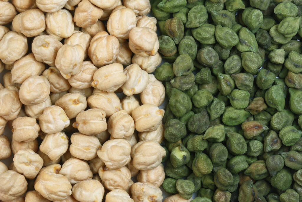 دبیر علمی شورای ملی نخود ایران در مصاحبه ای با روابط عمومی شورای ملی نخود گفت: مهندس شهاب خوش خوی دبیر علمی شورای ملی نخود ایران با اشاره به ماموریت شورا در سطح ملی ،یکی از برنامه های کمیته علمی را ارتباط با سایر محققین ، مروجین و اعضای هیات علمی در حوزه حبوبات با اولویت نخود در کشور اعلام کرد. ایشان اشاره کرد در طی برنامه های مجزا سعی خواهد شد ،اخرین نتایج تحقیقات و برنامه ترویجی جهت افزایش بهره وری تولید در خصوص نخود در سطح کشور را از طریق سایت شورای ملی نخود به اطلاع عموم فعالیت این حوزه در کشور رسانده شود. در این کلیپ اطلاعاتی از اقای دکتر طلعت عضو هیات علمی مرکز تحقیقات کشاورزی استان آذربایجان غربی رو در خصوص مباحث علمی کاشت،داشت و برداشت این محصول استراتژیک را ارایه خواهیم داد.